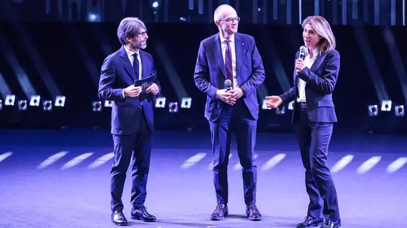 alessandra-mosconi-riceve-il-premio-per-rozzi